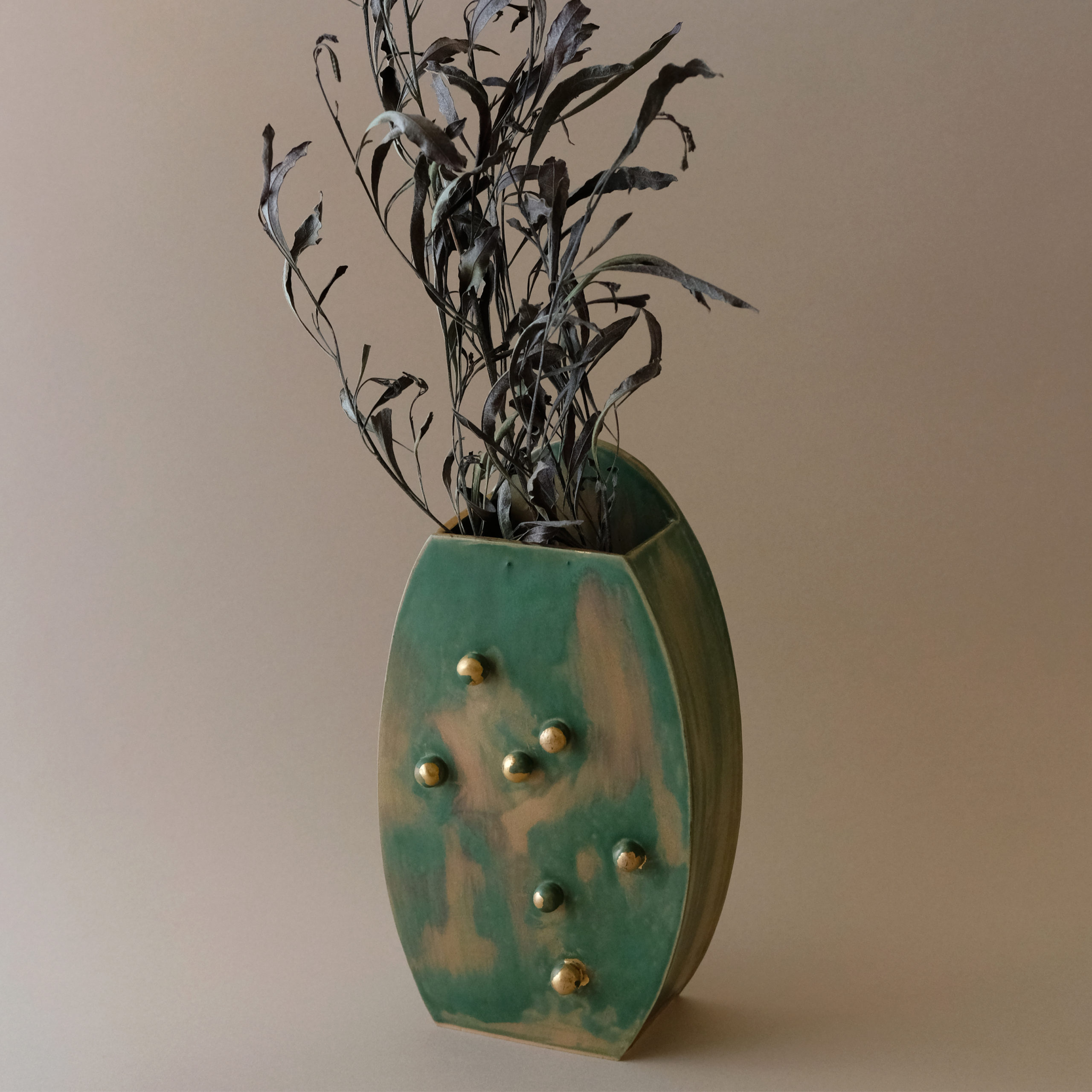 yoshirotten 花瓶　flower vase素材は金属です